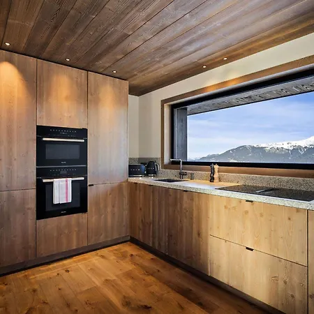 Luxueux Neuf Avec 4 Suites, Et Services A 1850 *